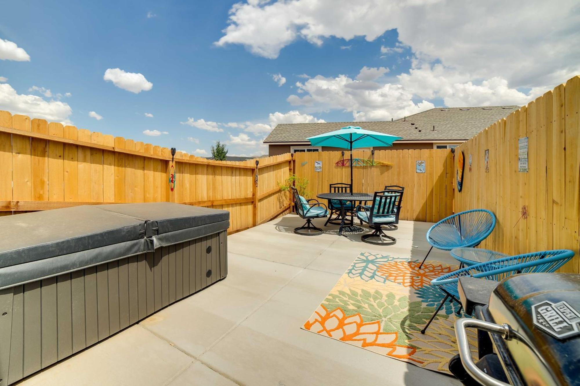 Newly Built Sparks Home With Hot Tub 12 Mi To Reno! Exterior photo