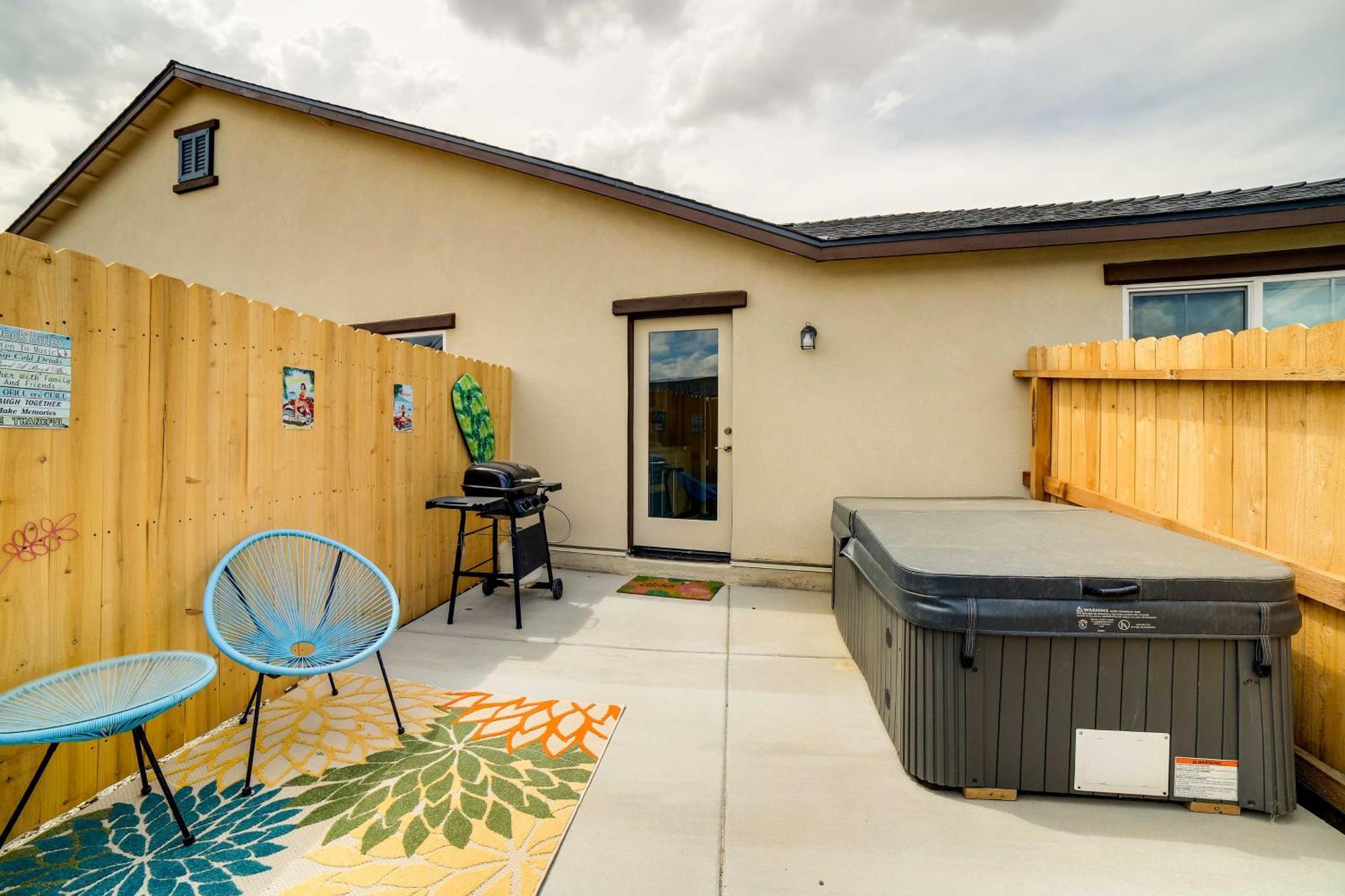Newly Built Sparks Home With Hot Tub 12 Mi To Reno! Exterior photo
